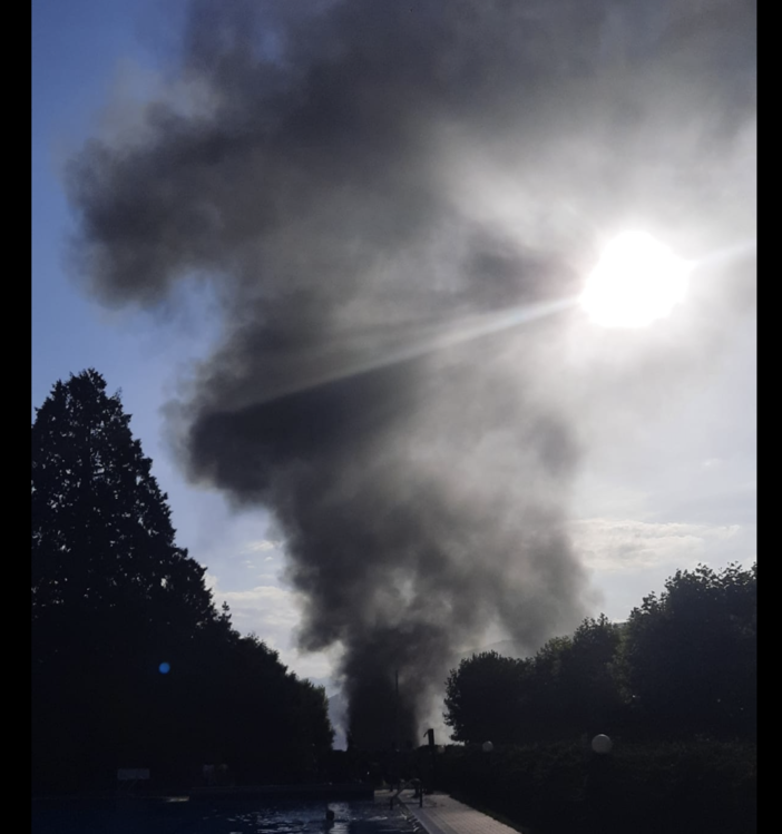 La colonna di fumo sul Maggiore (foto LuinoNotizie.it)