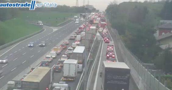 Le code provocate dall'incidente di questa mattina tra Busto Arsizio e Legnano (foto webcam Autostrade per l'Italia) Le code provocate dall'incidente di questa mattina tra Busto Arsizio e Legnano (foto webcam Autostrade per l'Italia)