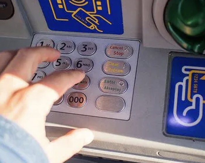 Saronno, truffa al bancomat: anziano derubato