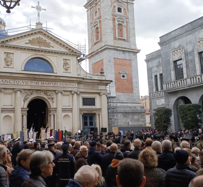 L'ADDIO A MARONI. L'urlo di Varese: «Ciao Bobo». Il figlio: «Hai sorriso fino alla fine». Monsignor Vegezzi: «Roberto era uno di noi». Le lacrime del premier Meloni