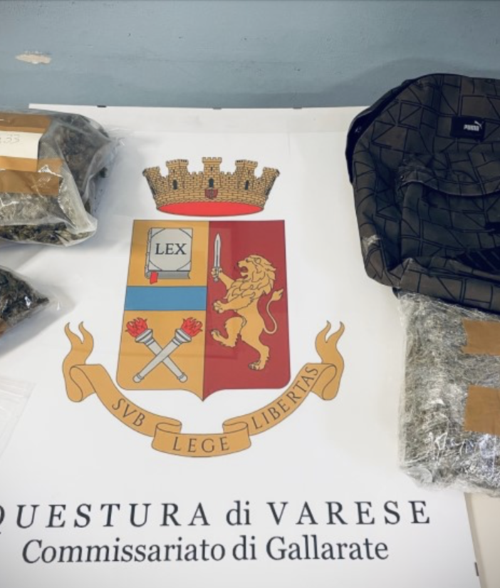 Sul marciapiede spunta uno zainetto abbandonato: dentro la polizia trova un chilo di droga