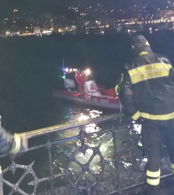 Finisce nel lago di Como, salvata dalla polizia: i vigili del fuoco cercano una seconda persona
