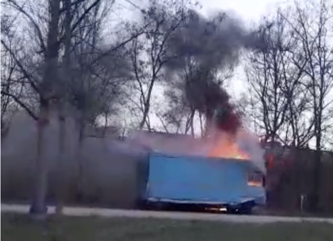 Varese, in fiamme il furgone dei panini del piazzale del cimitero di Belforte