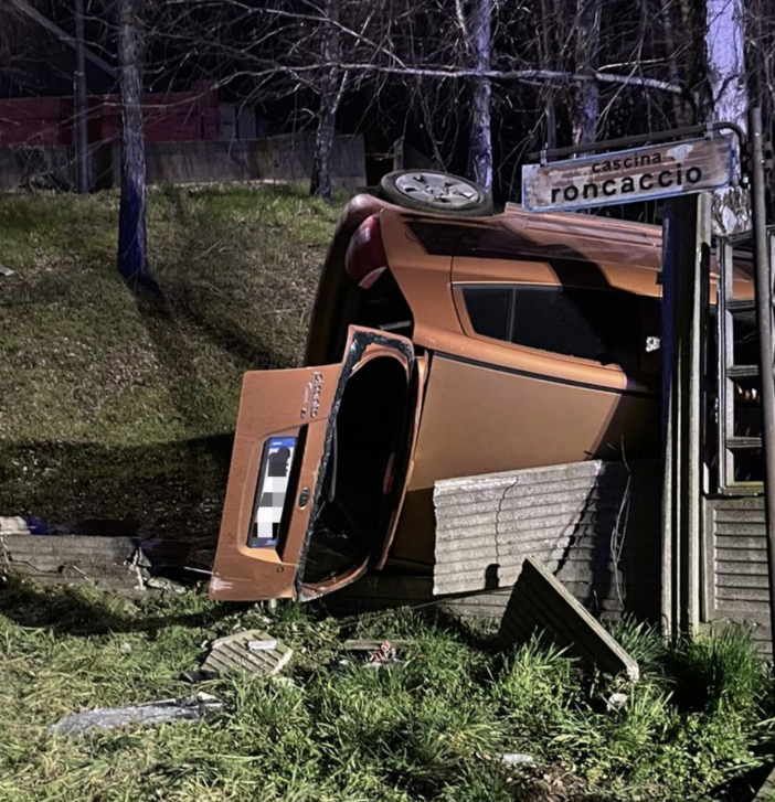 FOTO. Auto vola fuori strada e si ribalta: paura per tre ragazzi nel Comasco