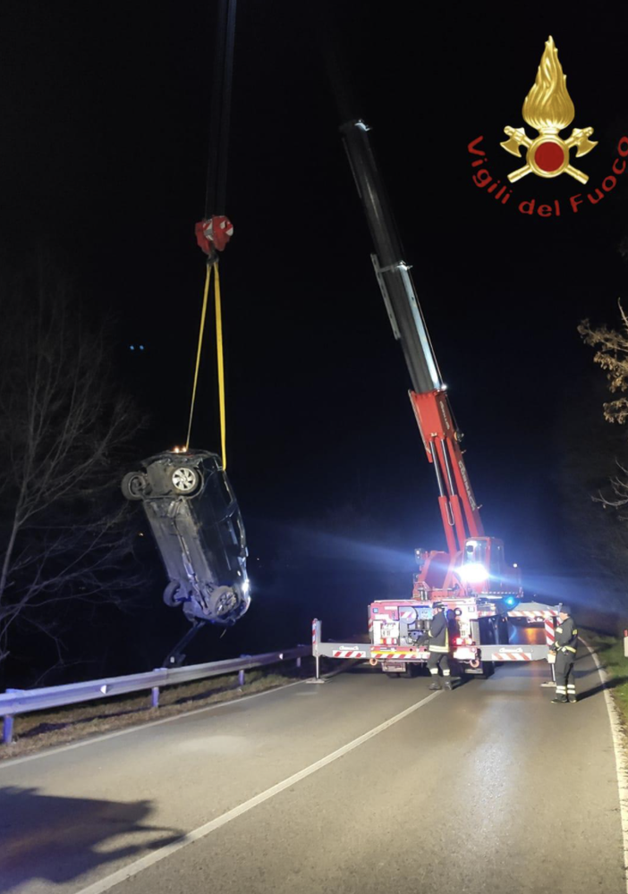 Auto vola fuori strada e finisce nel fiume: tre giovani feriti nel Comasco