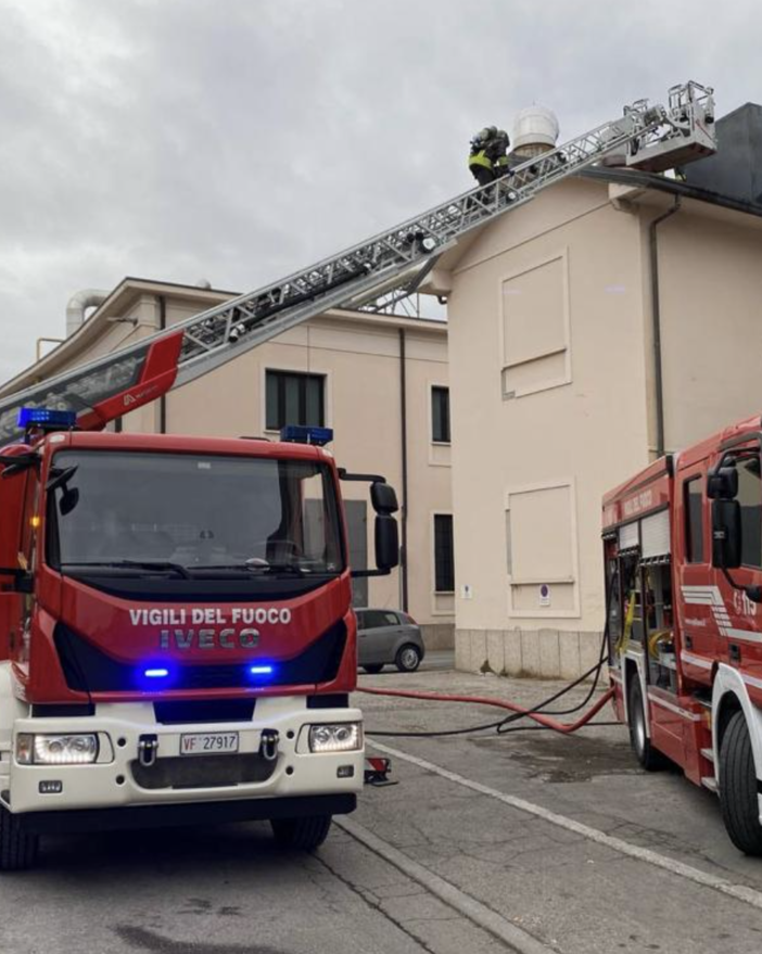Varese, allarme incendio in tipografia: vigili del fuoco in azione in via Cherso