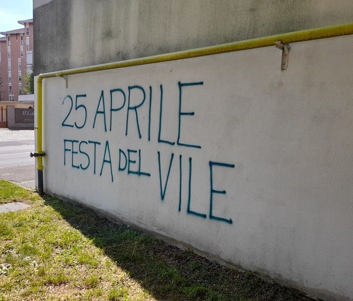 Una delle scritte comparse lo scorso 25 aprile a Gallarate