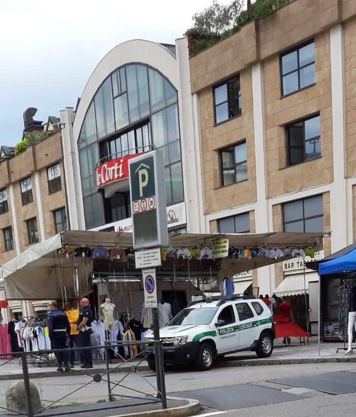 La polizia locale questa mattina al mercato di piazza Repubblica