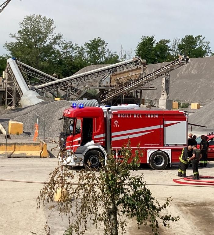FOTO. Incendio alla cava Holcim di Gorla Minore: vigili del fuoco in azione