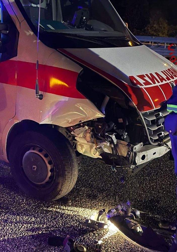 FOTO. Paura sulla Pedemontana per un incidente: un'auto prende fuoco, coinvolta anche un'ambulanza