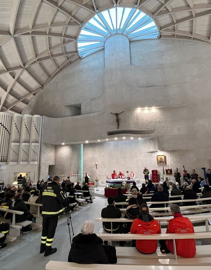I vigili del fuoco celebrano Santa Barbara: «Aiutate il prossimo mettendoci il cuore». Il saluto del comandante Albanese: «Non dimenticherò mai Varese e la sua gente»