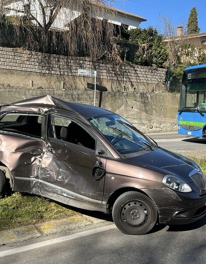 FOTO. Varese, schianto tra un'auto e un pullman in via Macchi: in volo anche l'elisoccorso