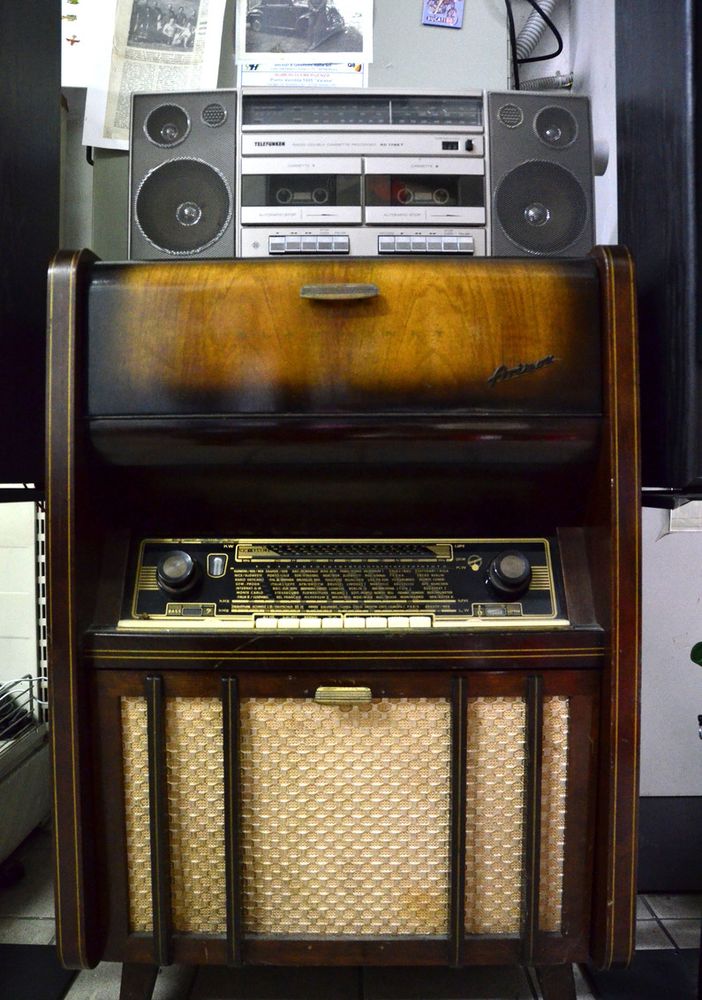 In via Sanvito il benzinaio melomane trasforma il distributore in un museo della musica: «Una passione di famiglia»