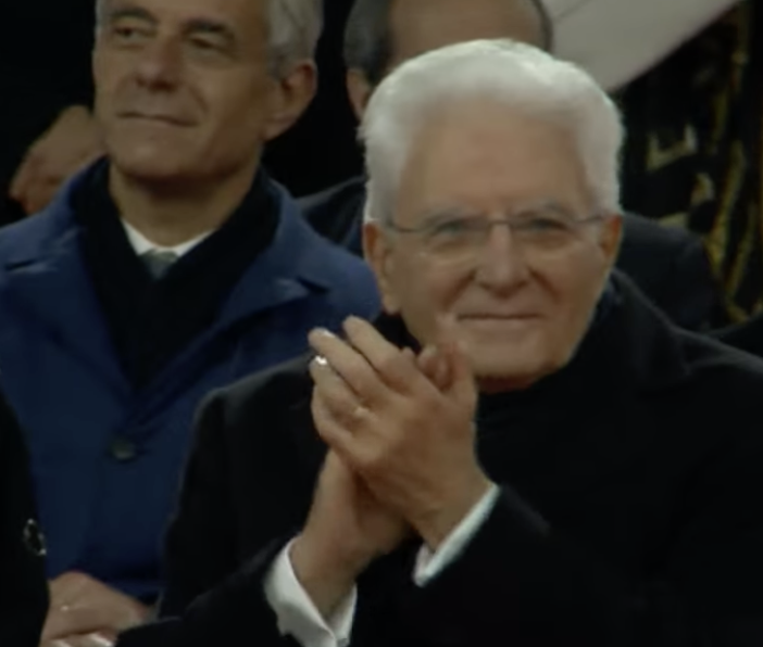 Il Presidente Mattarella al Palaghiaccio. Sotto: l'auto presidenziale imbocca via Ravasi: Mattarella è a Varese