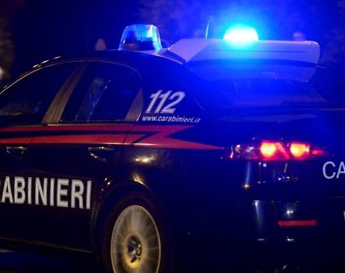 Non si ferma all'alt dei carabinieri e fugge con il monopattino: i carabinieri lo inseguono e trovano la droga
