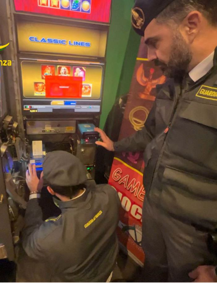VIDEO. Malpensa, droga pagata in cryptovaluta: la Guardia di Finanza arresta un uomo e sequestra due chili di marijuana