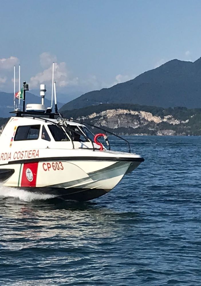 Barca a vela si ribalta nel Lago Maggiore, tre persone in acqua salvate dalla Guardia Costiera
