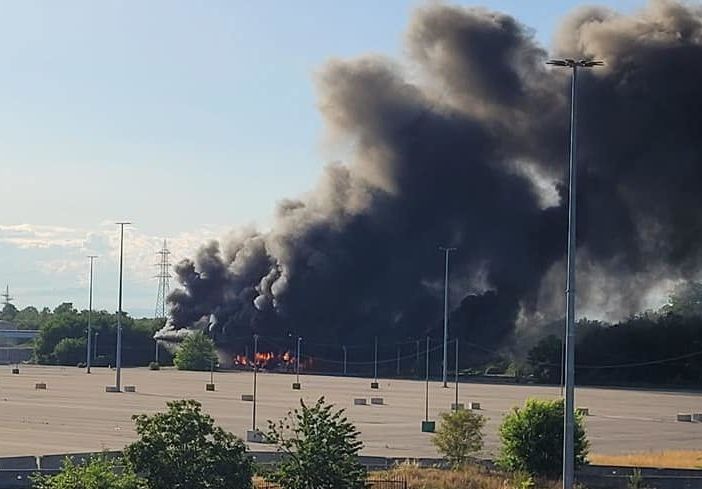 Alta colonna di fumo nero su Caronno e Saronno: ecco cosa è successo