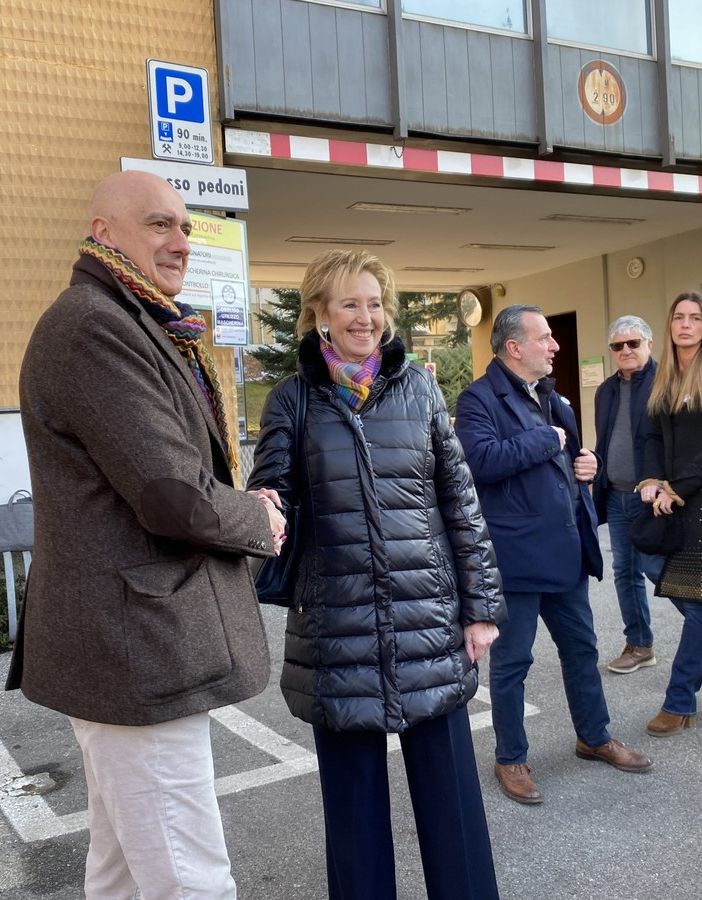 Regionali, Letizia Moratti a Luino: l’impegno per l’ospedale e l’incontro con gli sfollati di via Creva