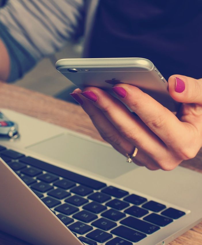 Caricabatterie universale, c'è l'obbligo: dal 2024 tutti i dispositivi elettronici venduti in Europa dovranno averlo uguale