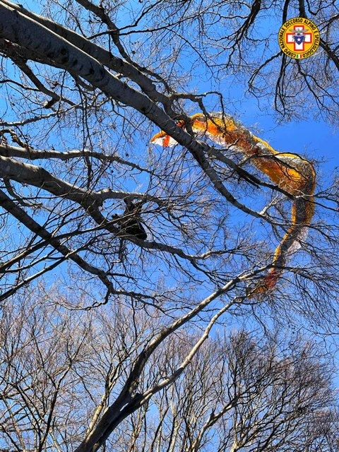 Parapendio precipita al Campo dei Fiori e finisce tra gli alberi. Intervengono Soccorso Alpino e vigili del fuoco