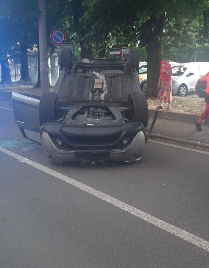 FOTO. Si ribalta con l'auto in mezzo alla strada: attimi di paura a Saronno