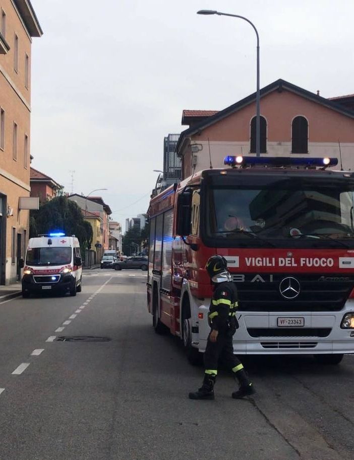 I vigili del fuoco e l'ambulanza sul posto