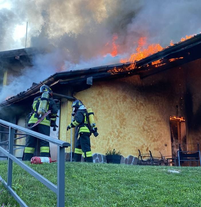 FOTO e VIDEO. Mattinata di fuoco a Cunardo: villetta distrutta dalle fiamme