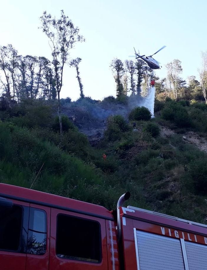 FOTO. Ancora fiamme nei boschi del Varesotto: incendio a Cittiglio, in volo anche l'elicottero