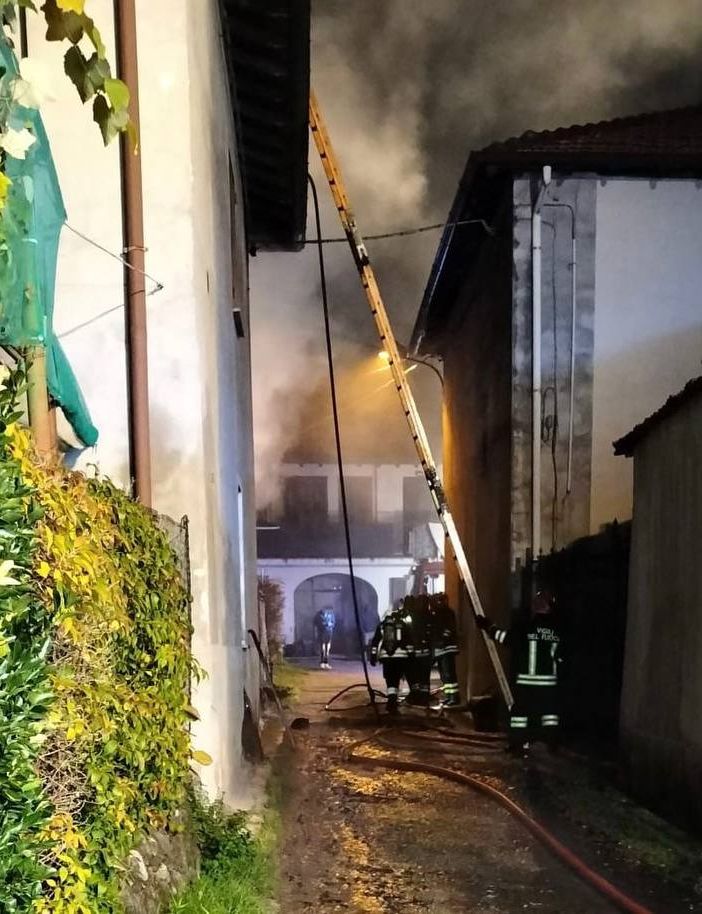 FOTO. Fiamme a Castronno, a fuoco abitazione e legnaia