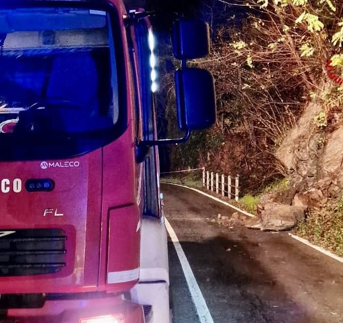 FOTO. Smottamento lungo la Provinciale 61 a Luino: la strada resta chiusa