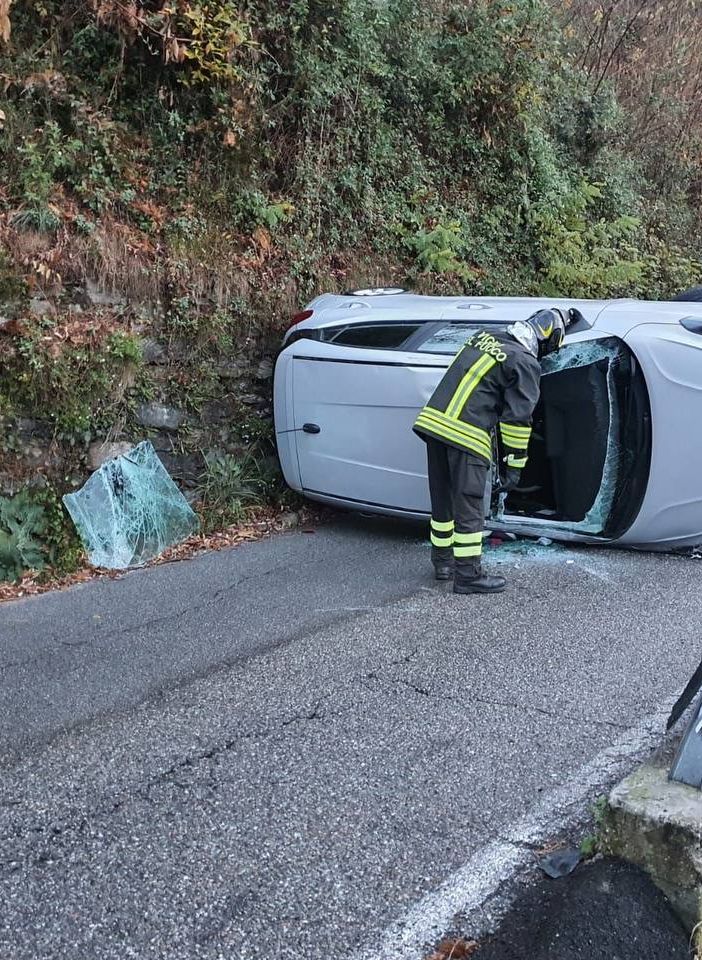 Da sinistra: l'auto ribaltata a Maccagno e i soccorsi in azione sulla 336