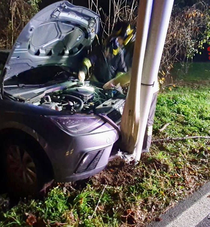FOTO. Viggiù, auto si schianta contro il palo del telefono