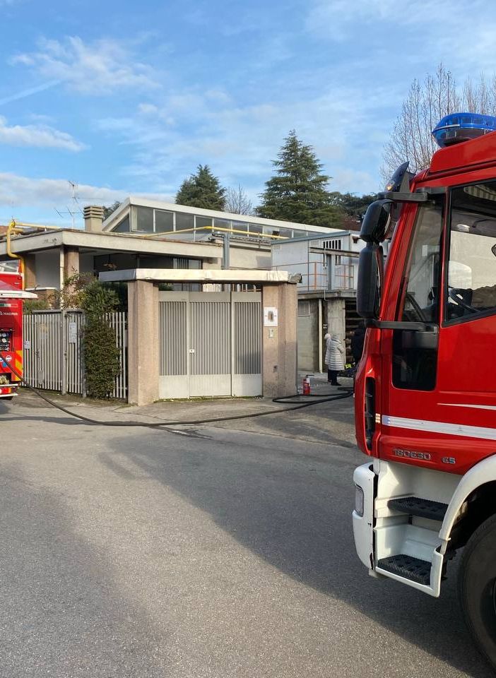 Fiamme in una ditta tessile di Olgiate Olona: vigili del fuoco in azione, soccorse sette persone
