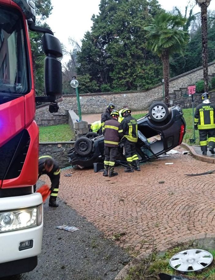 FOTO. Auto si schianta contro un muro ad Albizzate: muore ventiquattrenne di Morazzone