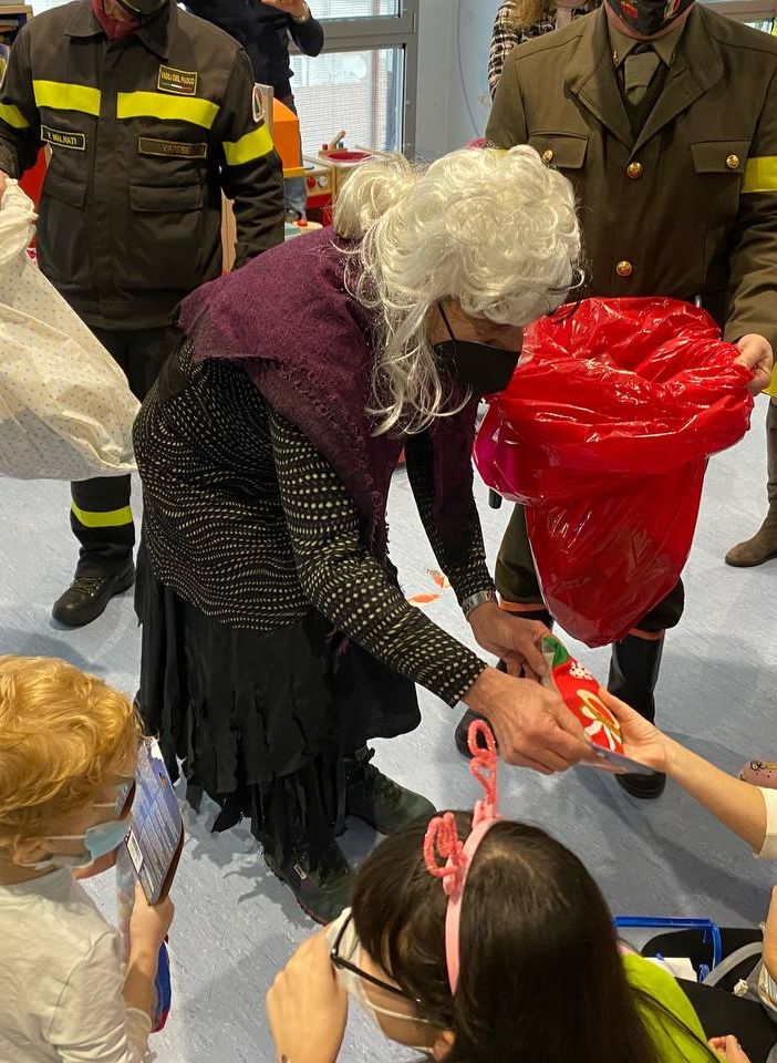 FOTO E VIDEO. La Befana arriva all'ospedale Del Ponte con l'autoscala dei vigili del fuoco