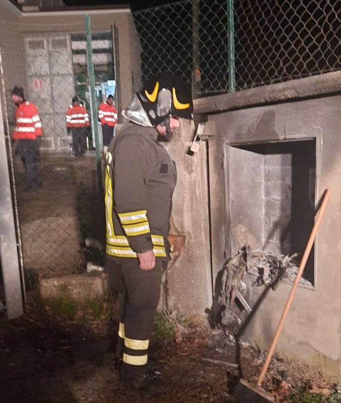 Lavena Ponte Tresa, a fuoco quadro elettrico del sistema idrico comunale: «Al lavoro tutta la notte per ripristinare gli impianti»