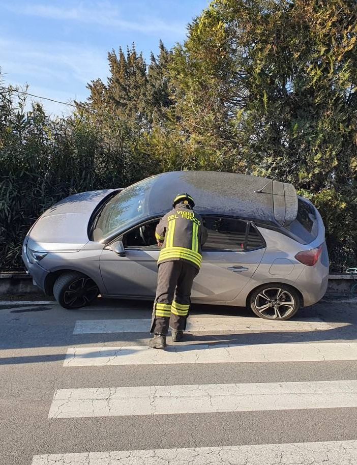 FOTO. Sbanda con l'auto e abbatte la recinzione di una casa: paura a Luino