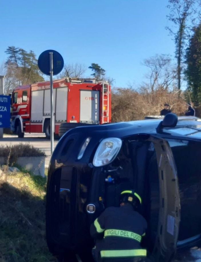 I vigili del fuoco impegnati nelle operazioni di recupero del veicolo