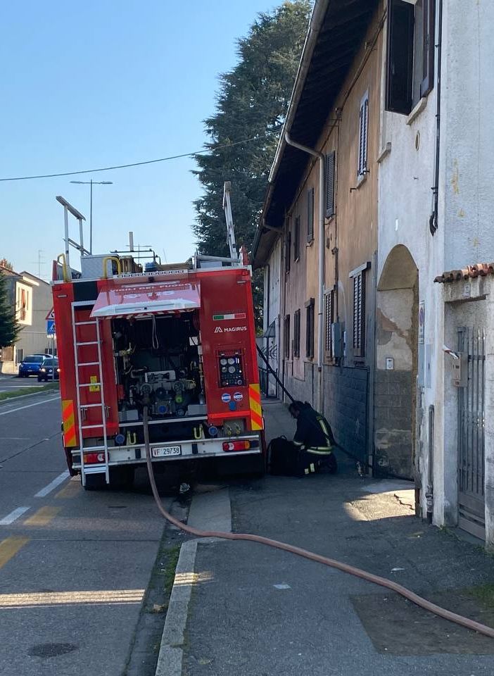 FOTO. Fiamme a Gallarate: vigili del fuoco al lavoro in via Milano