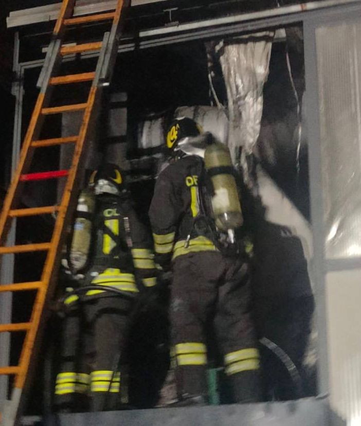 Solbiate Arno, brucia macchinario in ditta: vigili del fuoco in azione. Soccorse sette persone