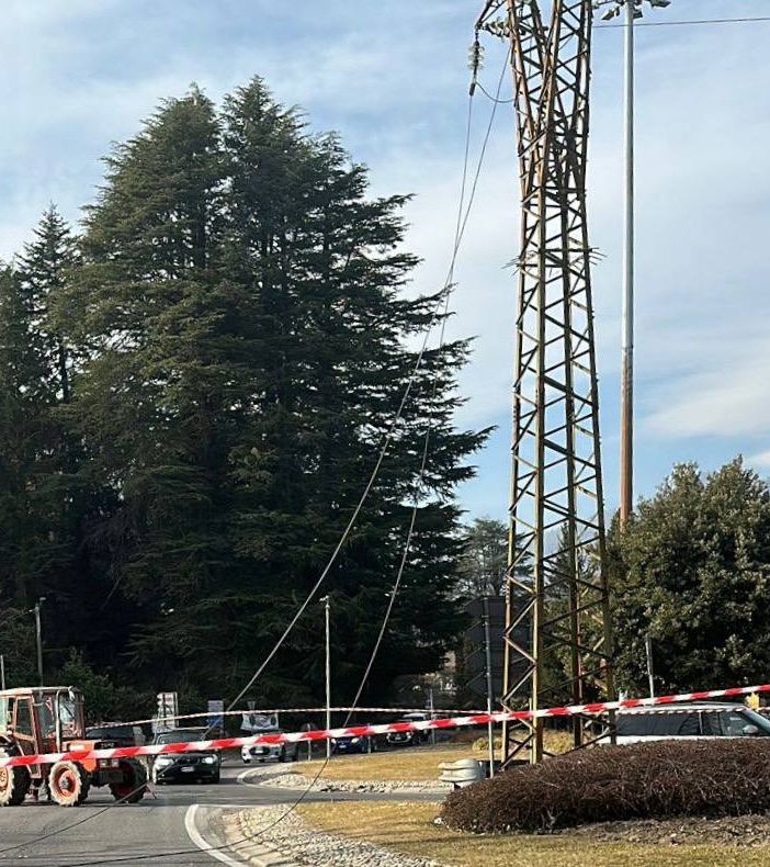 Albero cade sulla linea elettrica alla rotonda dell'Esselunga di Masnago