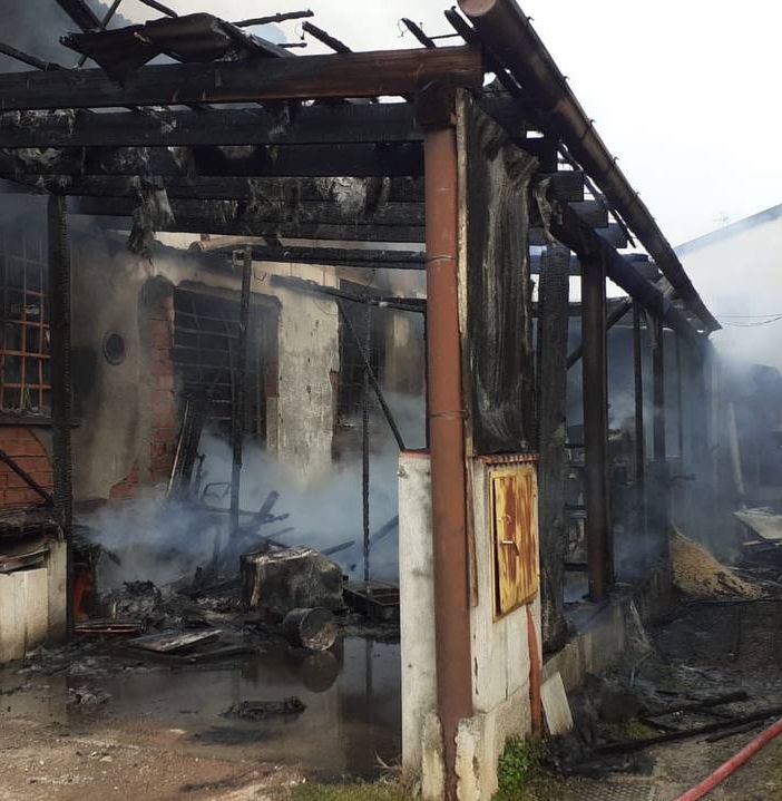I danni subiti nell'incendio (foto vigili del fuoco)