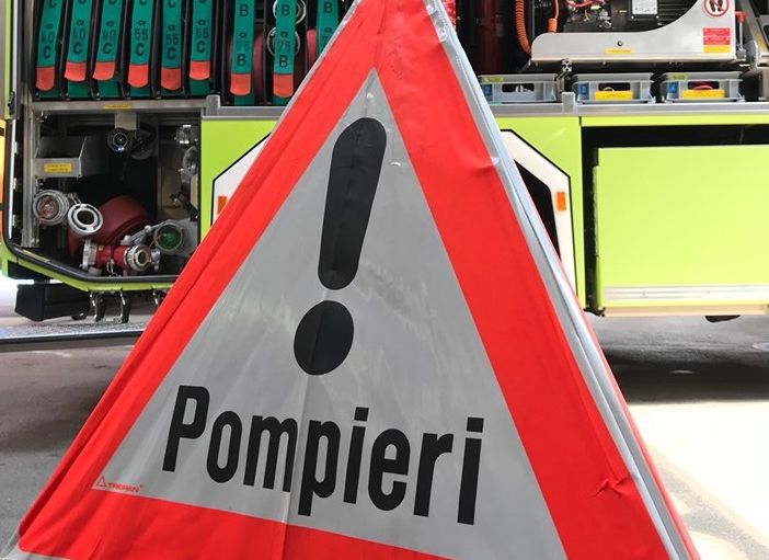 Auto distrutta dalle fiamme in autostrada in Canton Ticino: attimi di paura e pesanti disagi al traffico