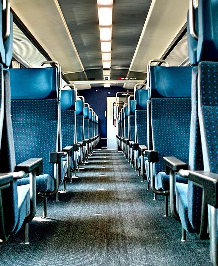 Caldè, vandalismi alle Fornaci e caos in paese: molestate anche alcune ragazzine sul treno