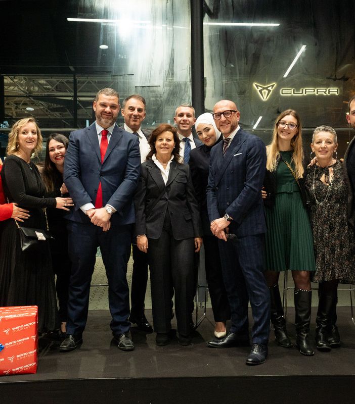 Una bella foto di gruppo per celebrare una speciale serata di festa (foto Alessandro D'Amico)