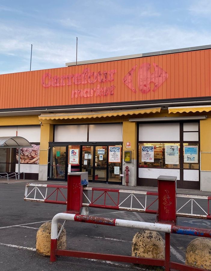 Il punto vendita Fg di viale Belforte senza più le insegne Carrefour