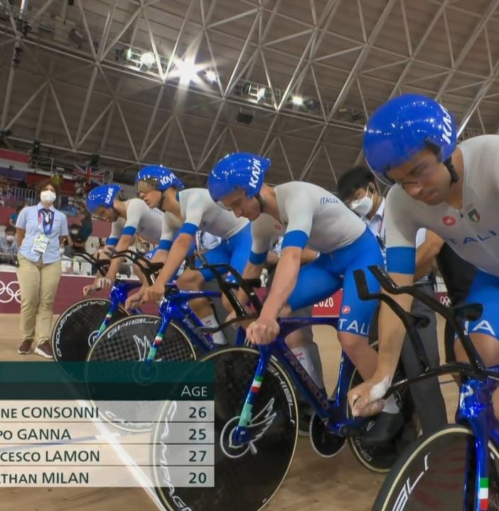 La &quot;locomotiva&quot; Filippo Ganna trascina l'Italia dell'inseguimento a un passo dalla leggenda: è in finale con il record del mondo