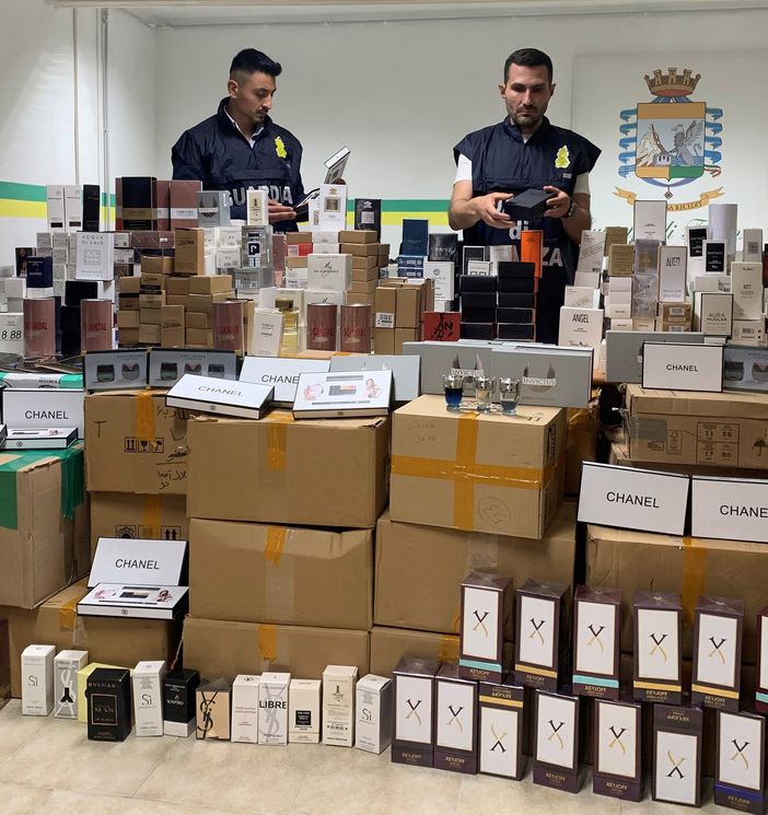 VIDEO. Vestiti, medicinali e profumi contraffatti: maxi sequestro della Guardia di Finanza di Varese. Denunciate sei persone