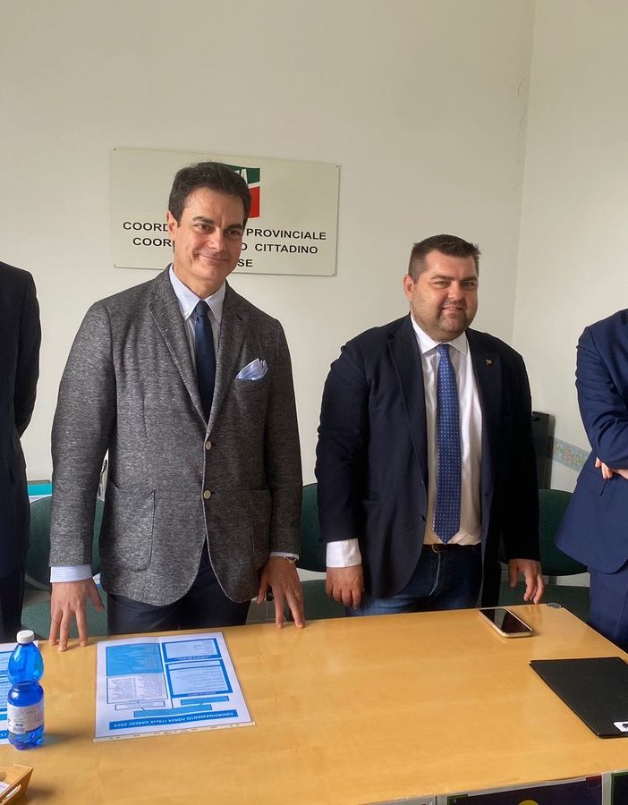 Pietro Zappamiglio (a sinistra) e Simone Longhini (a destra), possibili sfidanti al congresso. In mezzo, secondo da destra, Alessandro Sorte, coordinatore regionale di FI e il suo vice Giuseppe Taldone